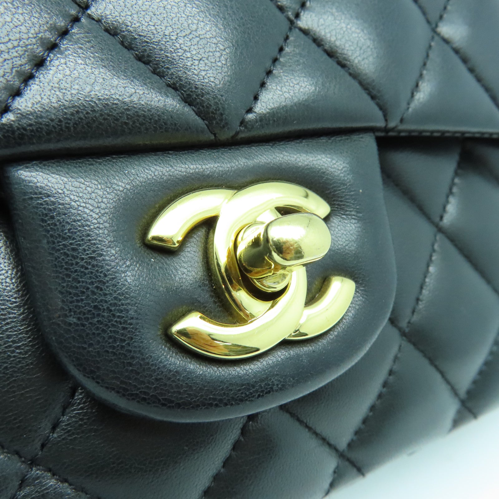 CHANEL 菱格羊皮皮革Classic Medium Bag金扣链带肩背袋黑色