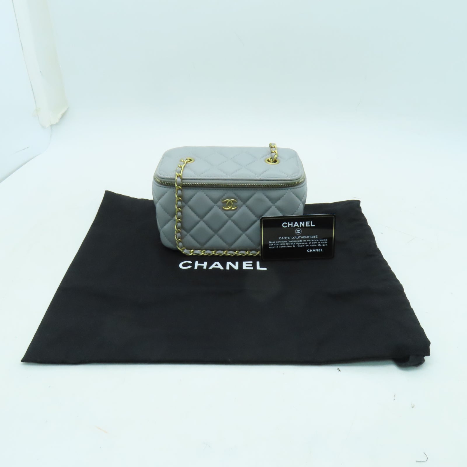 CHANEL 菱格羊皮皮革Chain Shoulder金扣鏈帶肩背袋淺灰色– Brand