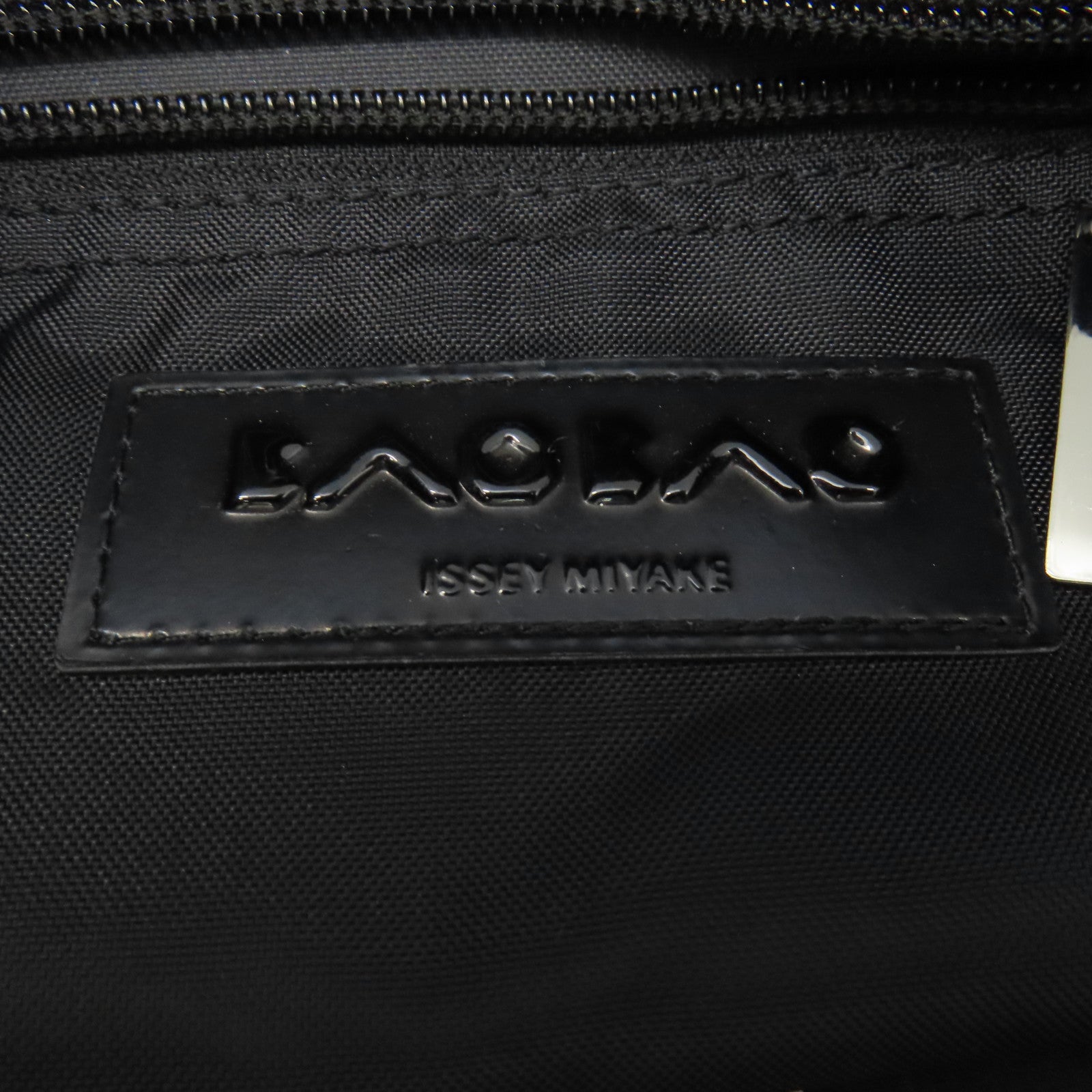 ISSEY MIYAKE PVC Issey Miyake黑扣手挽袋黑色