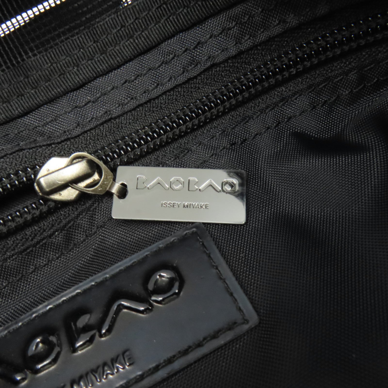 ISSEY MIYAKE PVC Issey Miyake黑扣手挽袋黑色