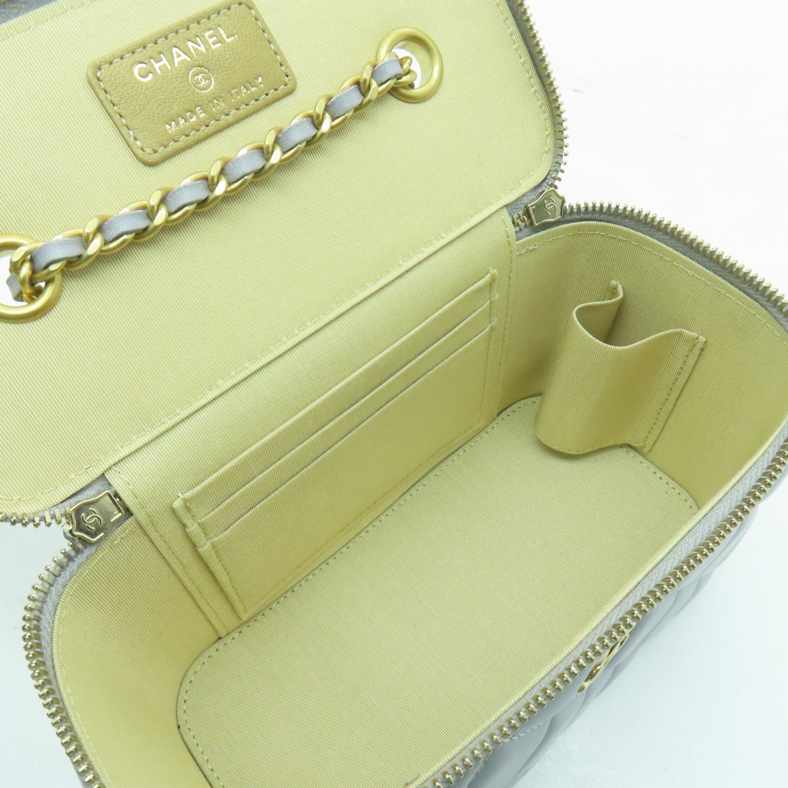 CHANEL 菱格羊皮皮革Chain Shoulder金扣鏈帶肩背袋淺灰色