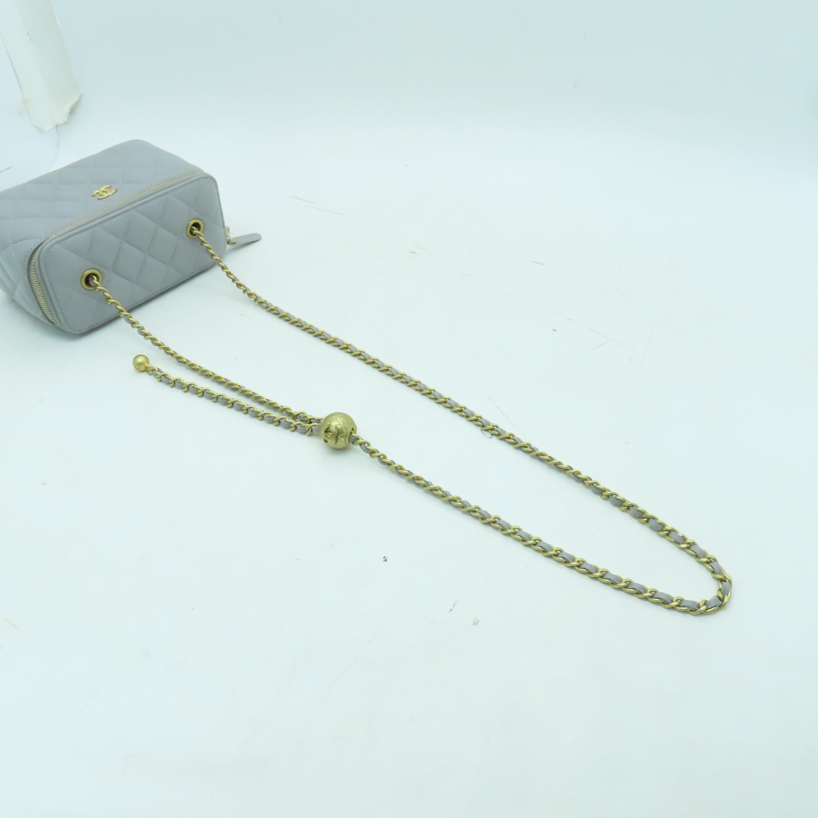 CHANEL 菱格羊皮皮革Chain Shoulder金扣鏈帶肩背袋淺灰色