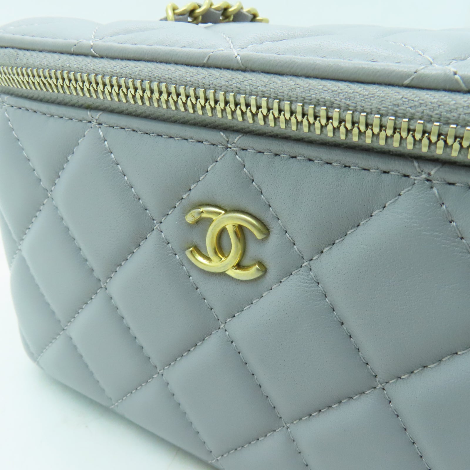 CHANEL 菱格羊皮皮革Chain Shoulder金扣鏈帶肩背袋淺灰色