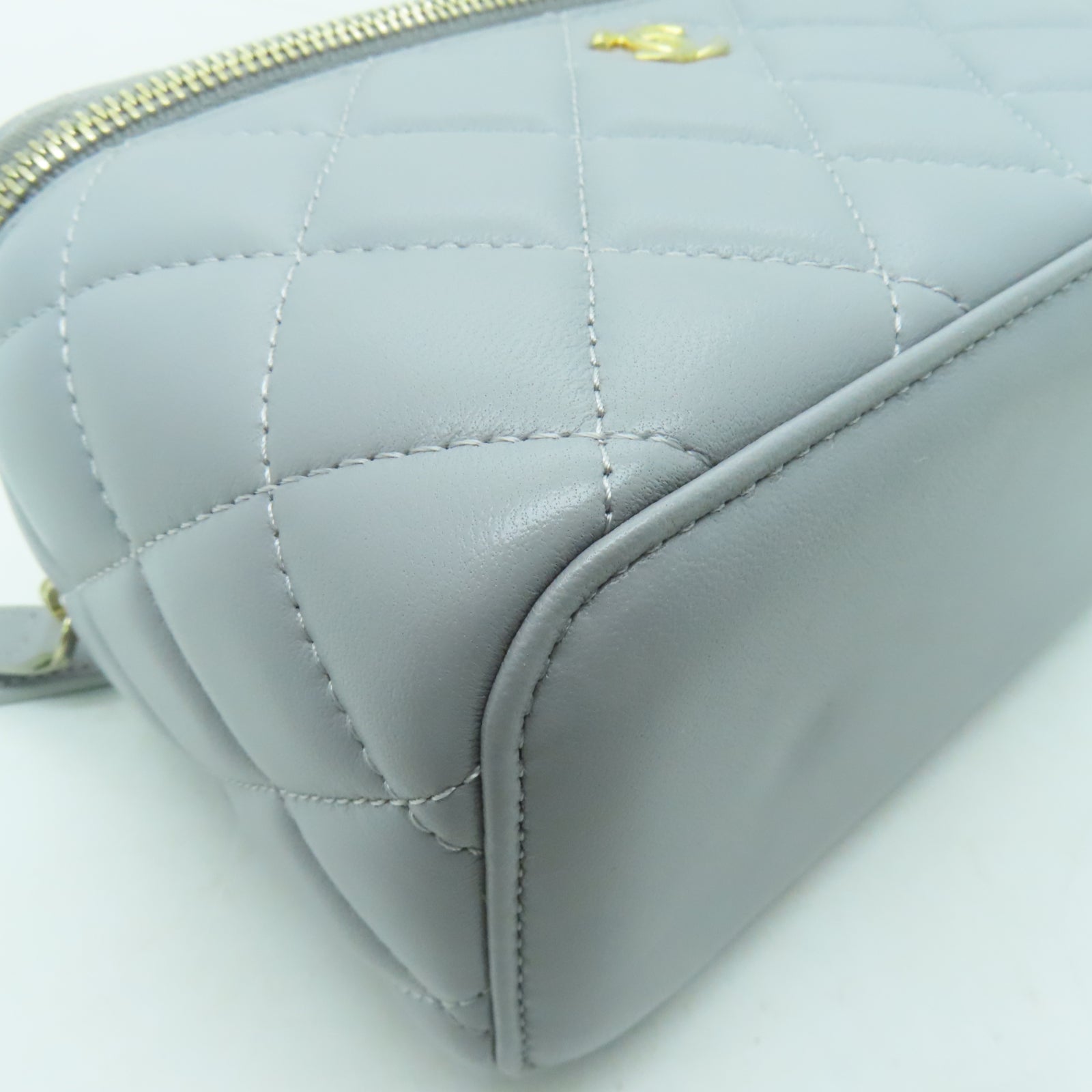 CHANEL 菱格羊皮皮革Chain Shoulder金扣鏈帶肩背袋淺灰色