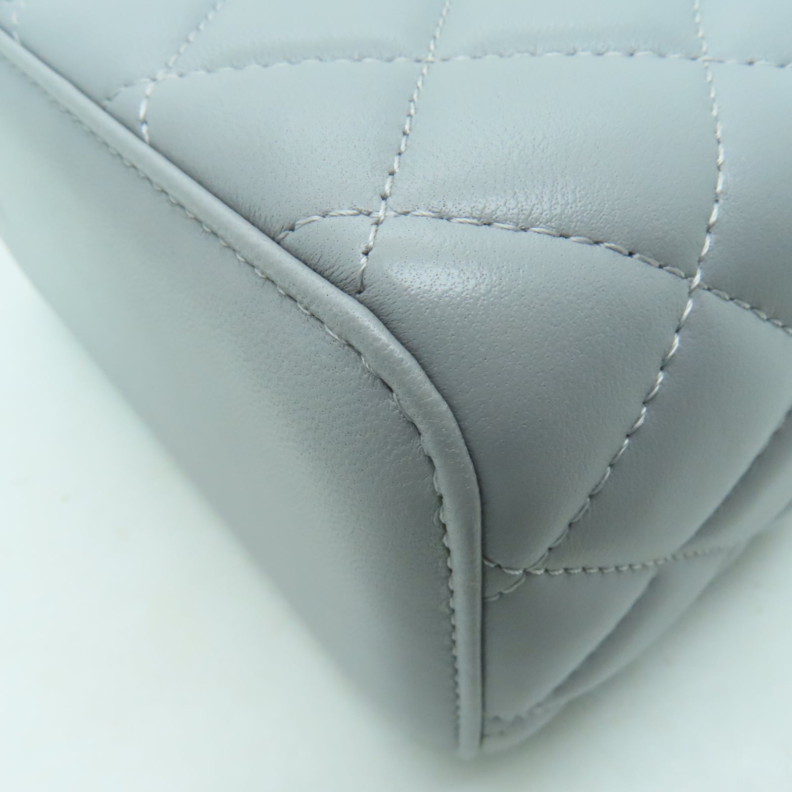CHANEL 菱格羊皮皮革Chain Shoulder金扣鏈帶肩背袋淺灰色