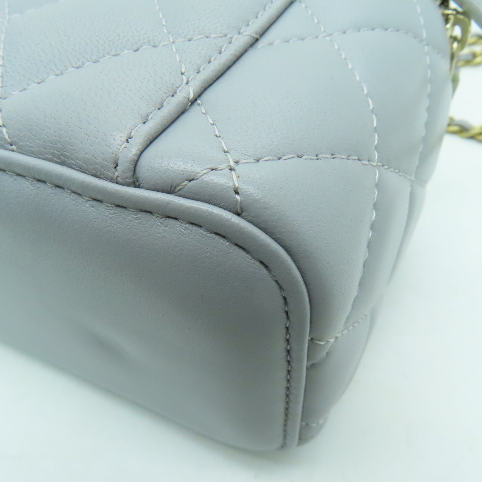 CHANEL 菱格羊皮皮革Chain Shoulder金扣鏈帶肩背袋淺灰色