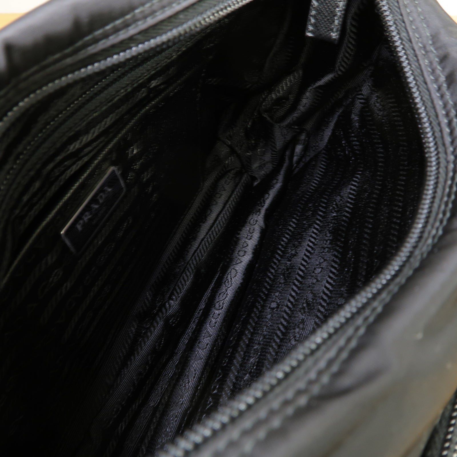 PRADA 尼龍Re-Nylon Shoulder Bag銀扣肩背袋黒色