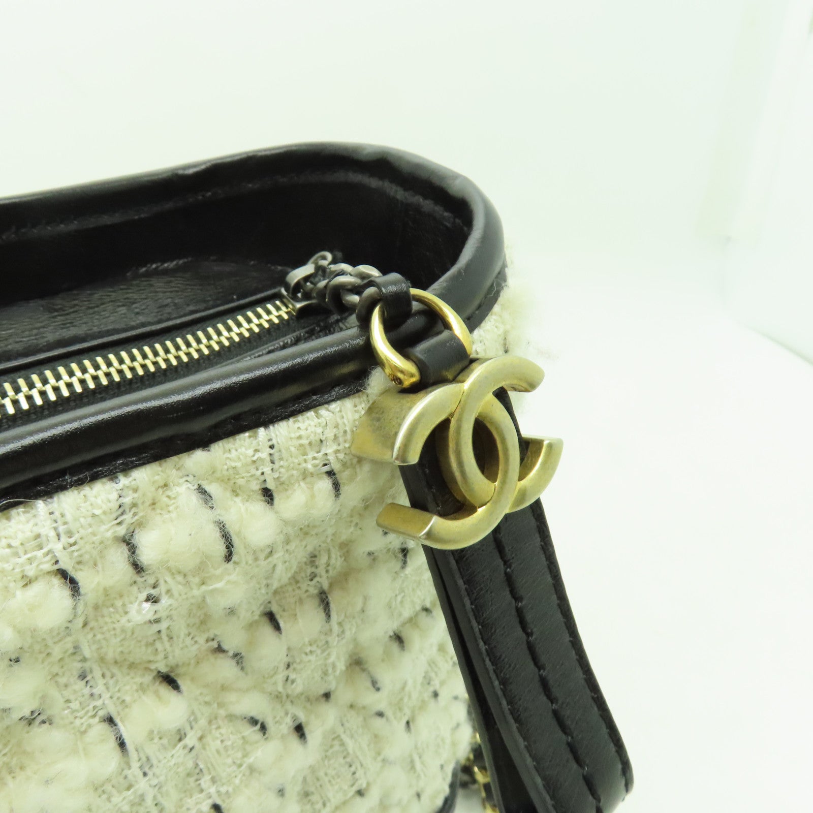 CHANEL 【激減優惠】斜紋軟呢Gabrielle Hobo金扣/銀扣鏈帶肩背袋白色/黒色