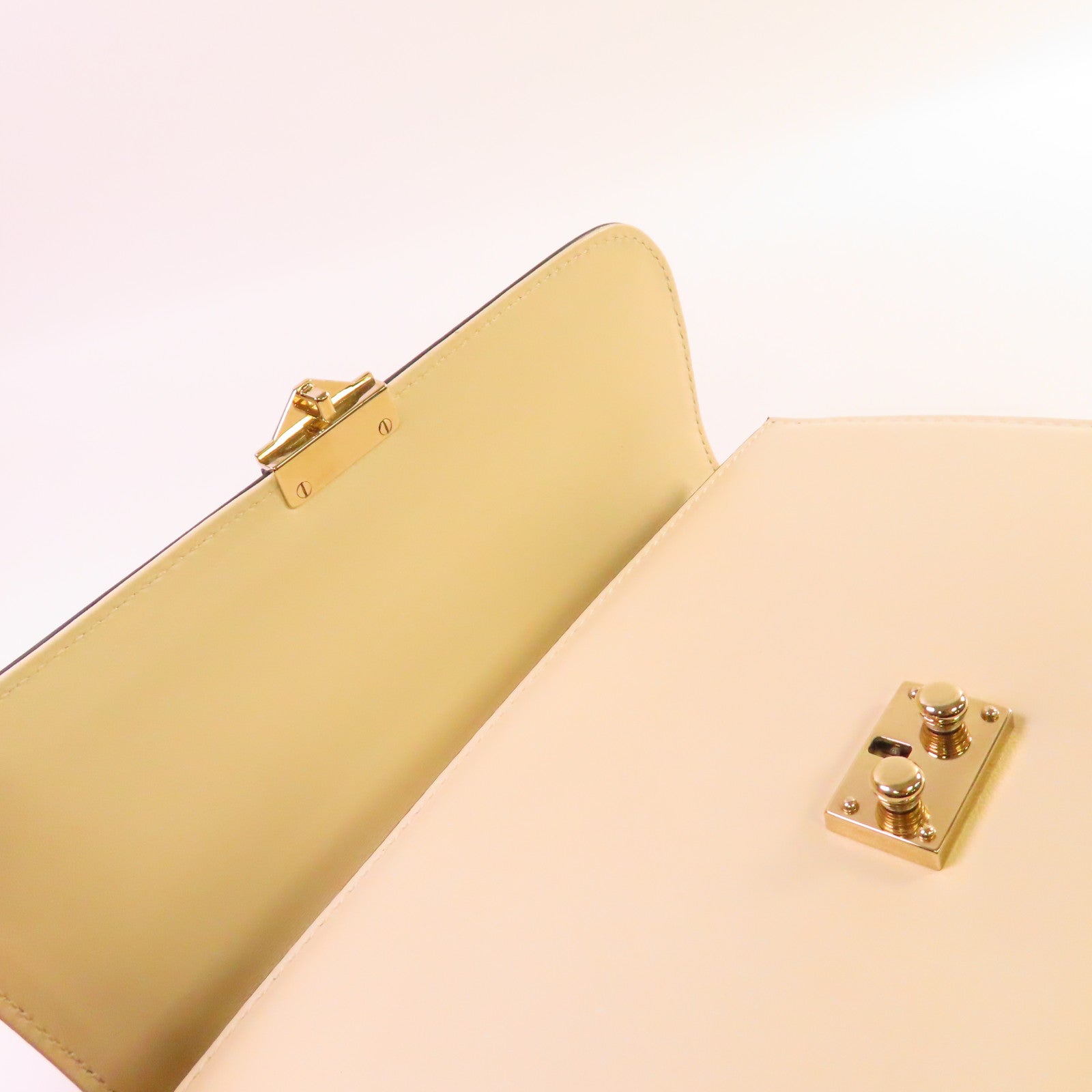 Valentino 牛皮皮革Garanani Lock Chain Shoulder Bag金扣鏈帶肩背袋米白色