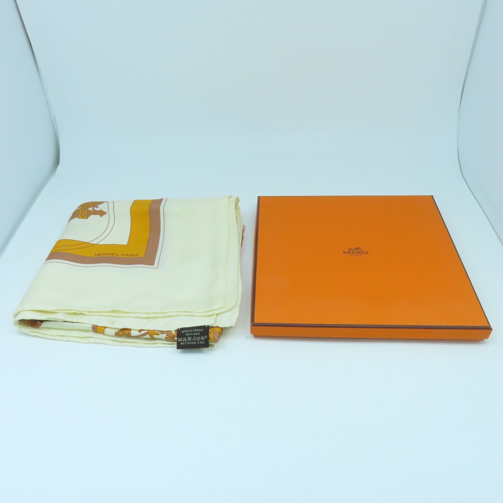 HERMES 絲質Scarf絲巾杏色/啡色/金色