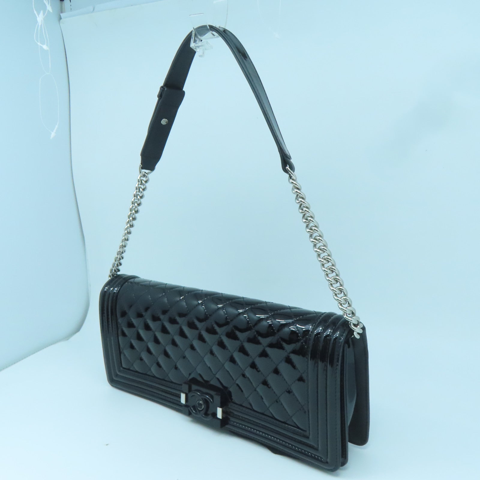 CHANEL 菱格漆皮皮革Boy Chanel銀扣鏈帶肩背袋黑色