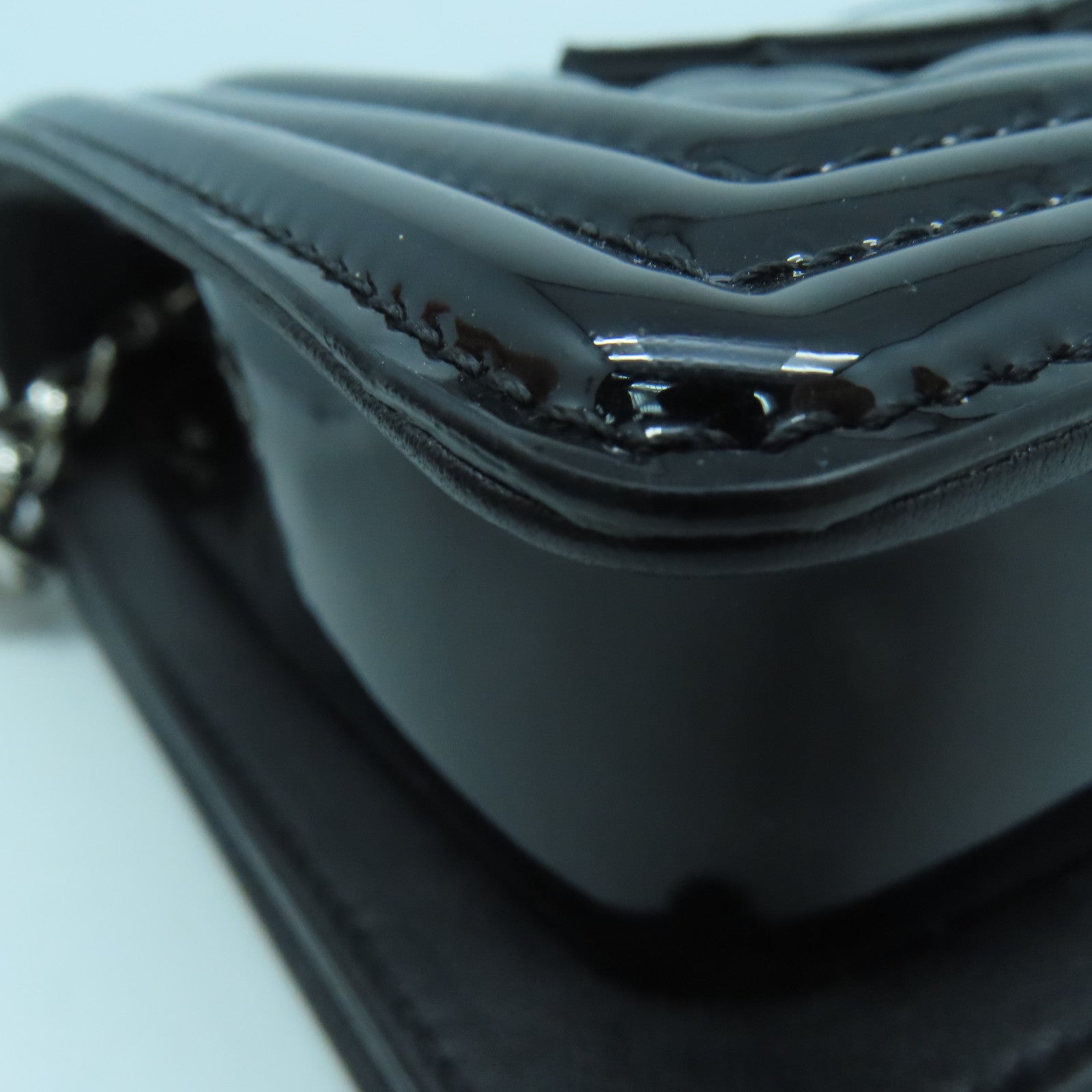 CHANEL 菱格漆皮皮革Boy Chanel銀扣鏈帶肩背袋黑色