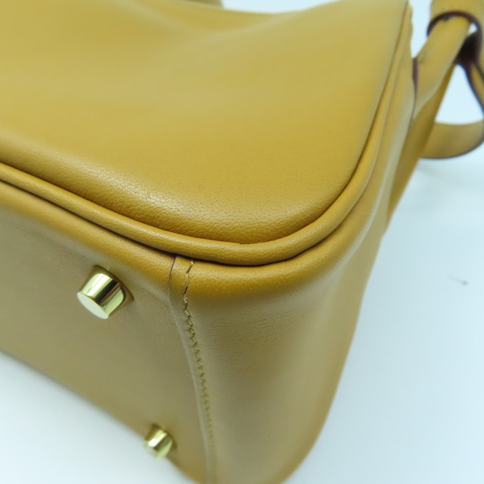 HERMES Swift Leather Mini Lindy Gold Buckle Handle Shoulder Bag Sesame Color