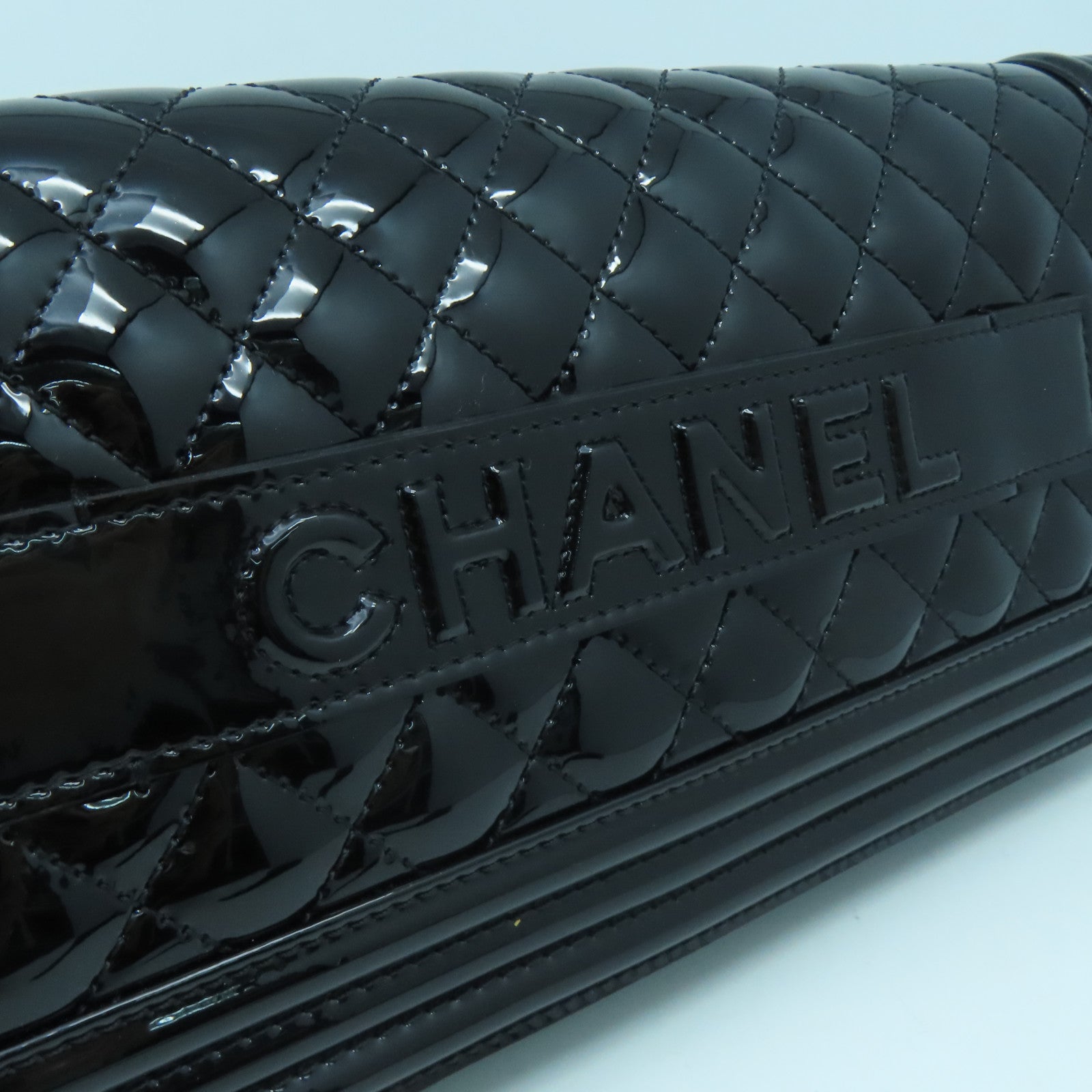 CHANEL 菱格漆皮皮革Boy Chanel銀扣鏈帶肩背袋黑色