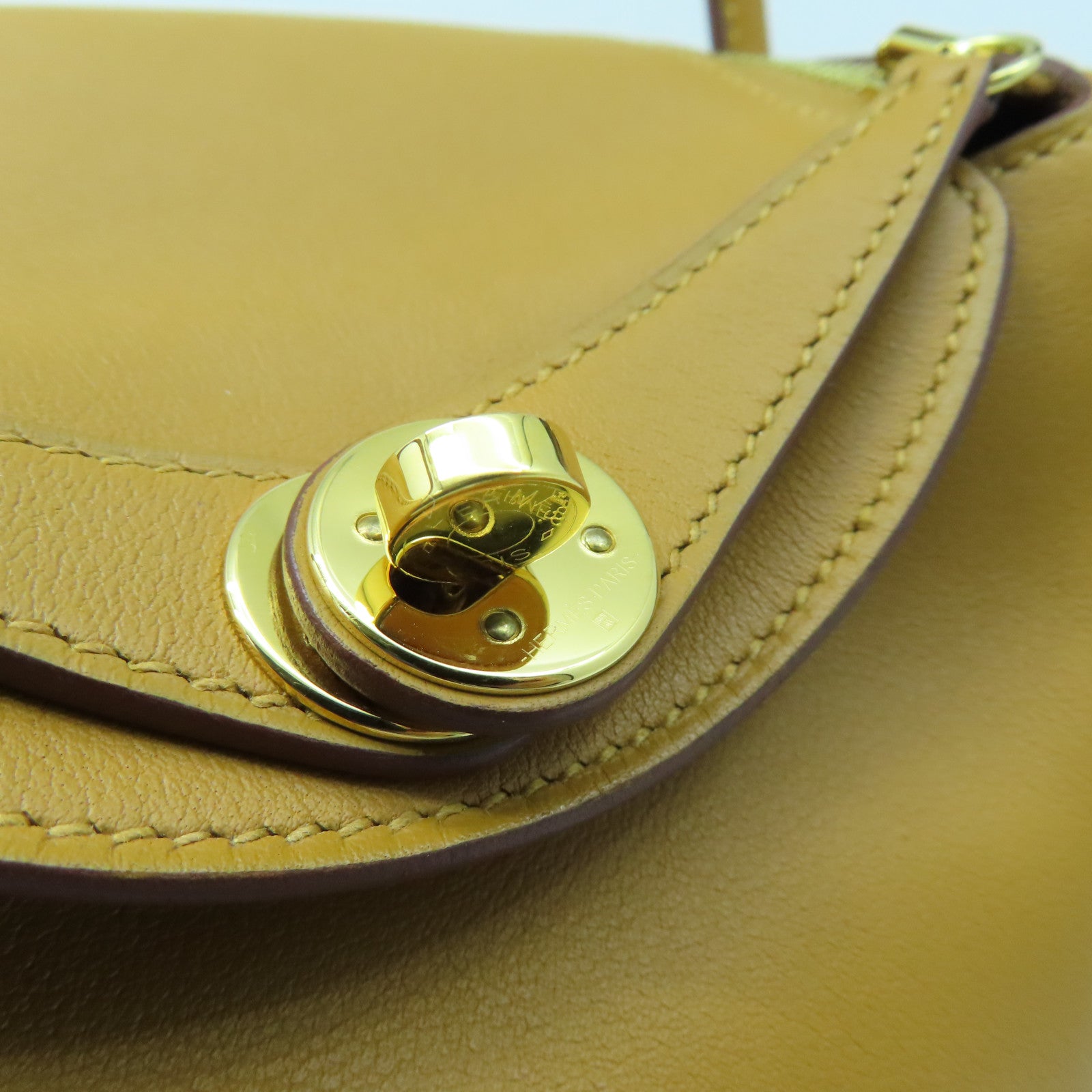 HERMES Swift Leather Mini Lindy Gold Buckle Handle Shoulder Bag Sesame Color