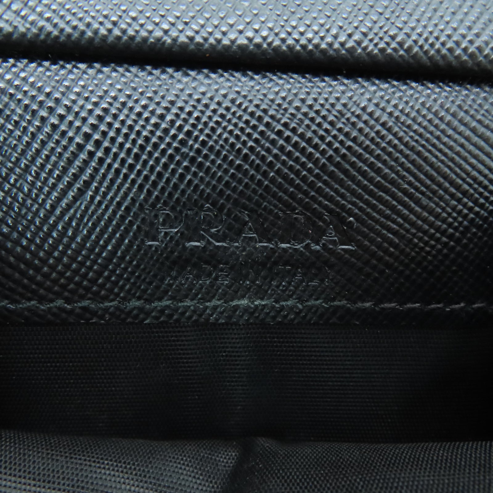 PRADA Saffiano皮革Wallet钱包黑色