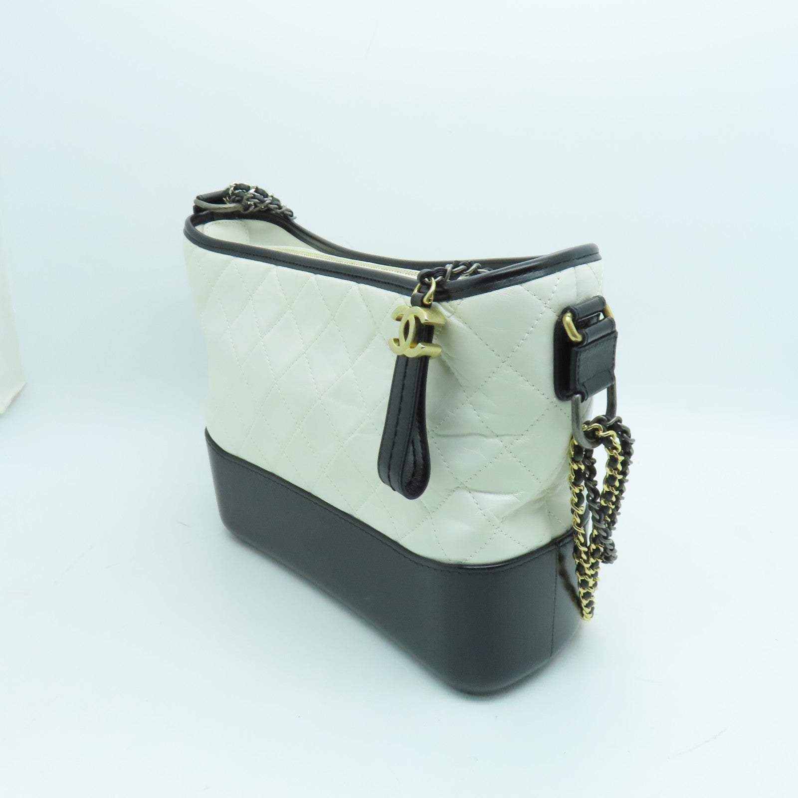 CHANEL 菱格牛皮皮革Gabrielle Bag金扣/银扣链带肩背袋白色/黑色