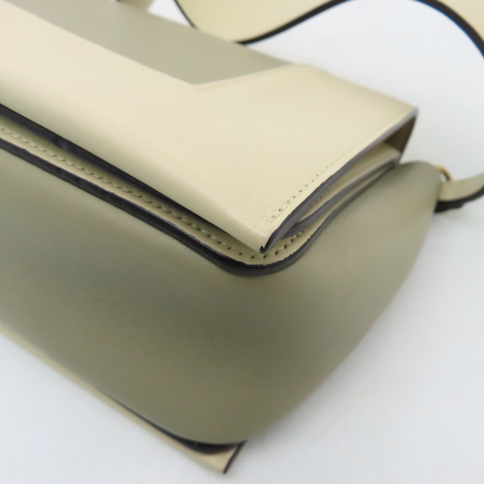 CELINE 牛皮皮革Shoulder Bag金扣肩背袋米色