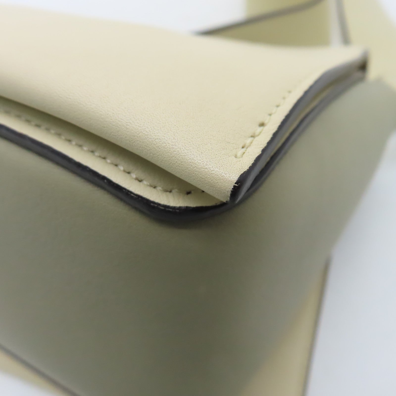 CELINE 牛皮皮革Shoulder Bag金扣肩背袋米色