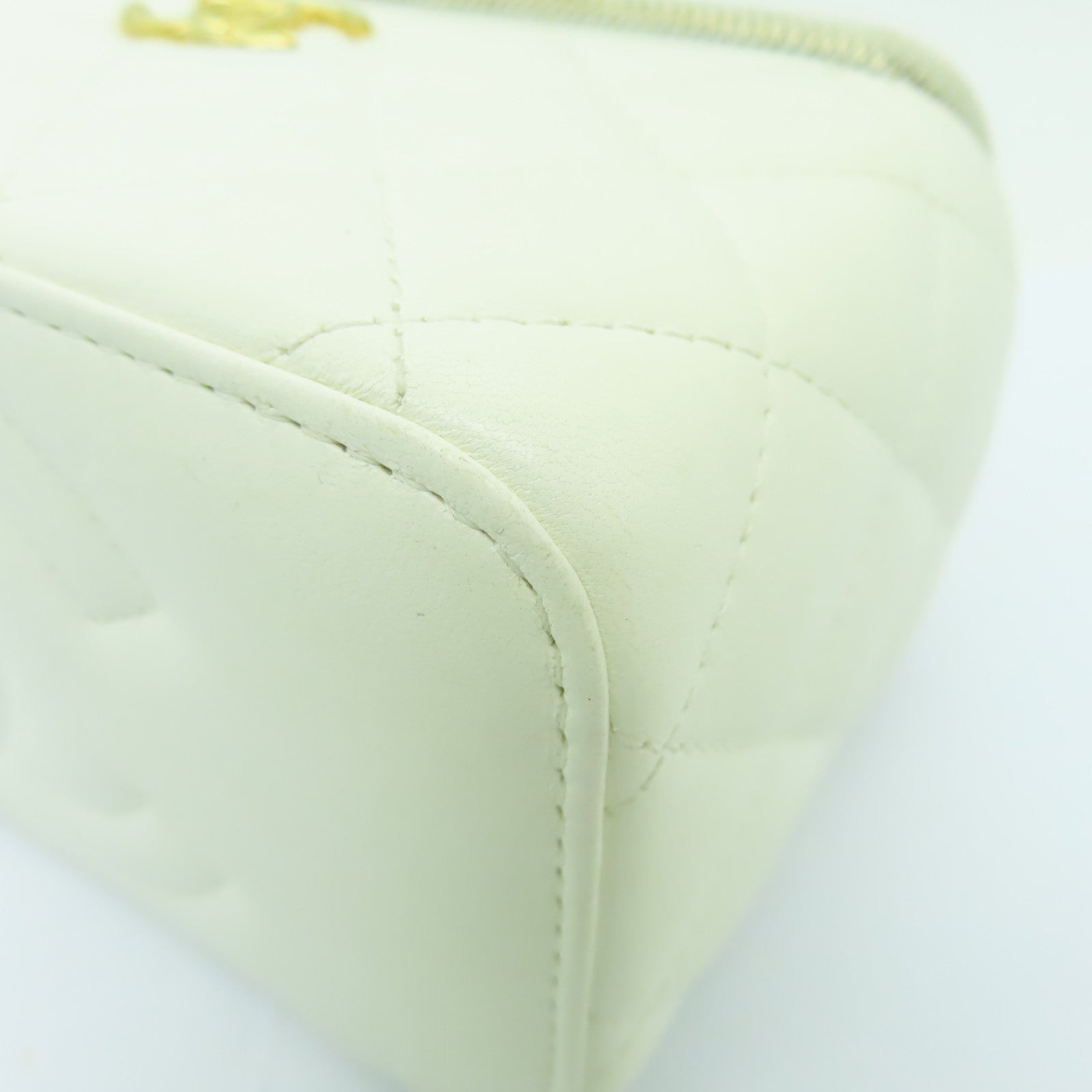 CHANEL 菱格Caviar皮革Vanity Case金扣鏈帶肩背袋白色