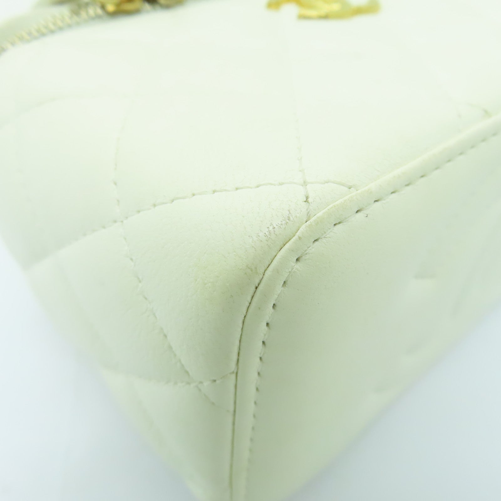 CHANEL 菱格Caviar皮革Vanity Case金扣鏈帶肩背袋白色