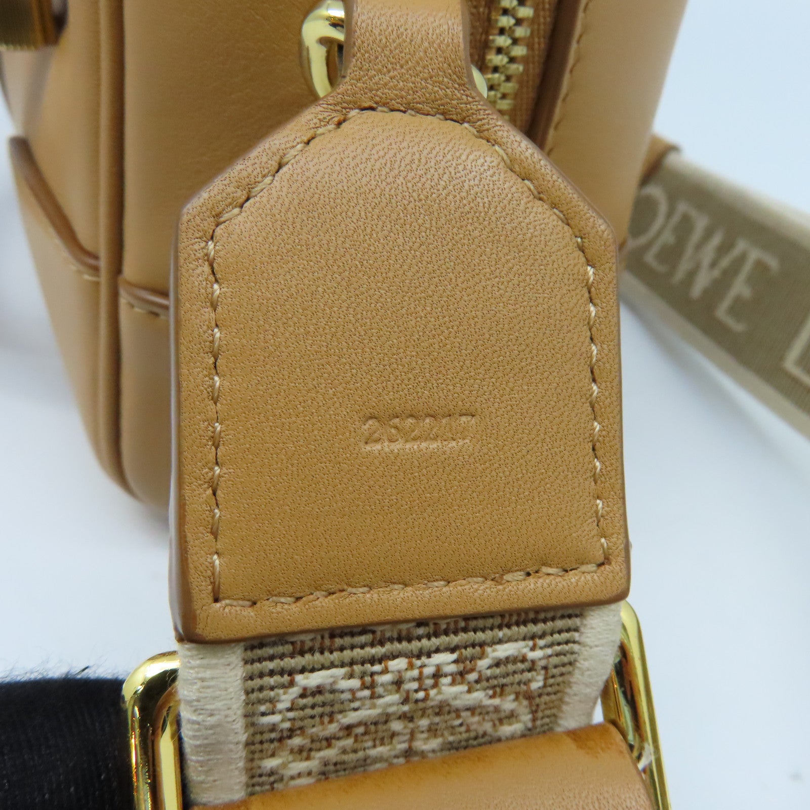 LOEWE 【激減優惠】牛皮皮革Amazona金扣手挽肩背兩用袋杏色