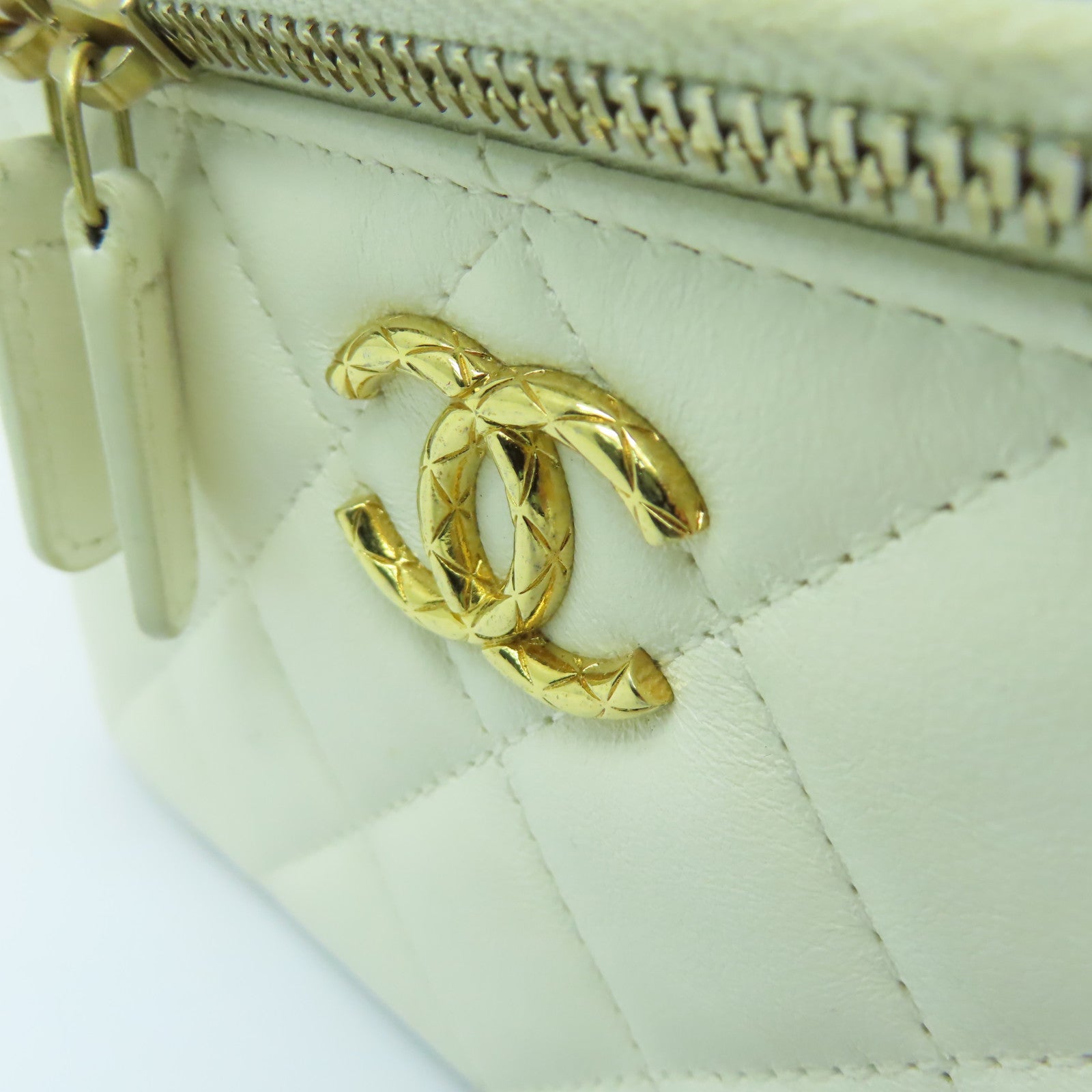 CHANEL 菱格Caviar皮革Vanity Case金扣鏈帶肩背袋白色