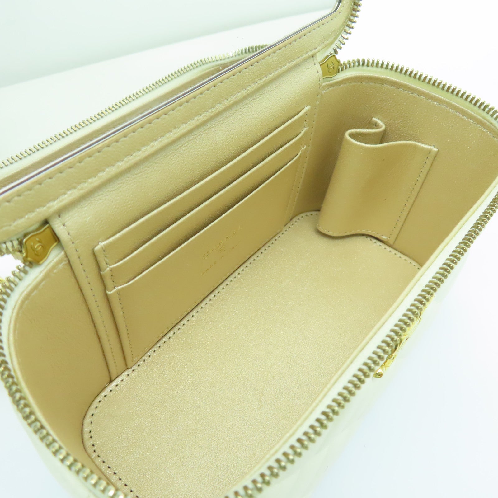 CHANEL 菱格Caviar皮革Vanity Case金扣鏈帶肩背袋白色