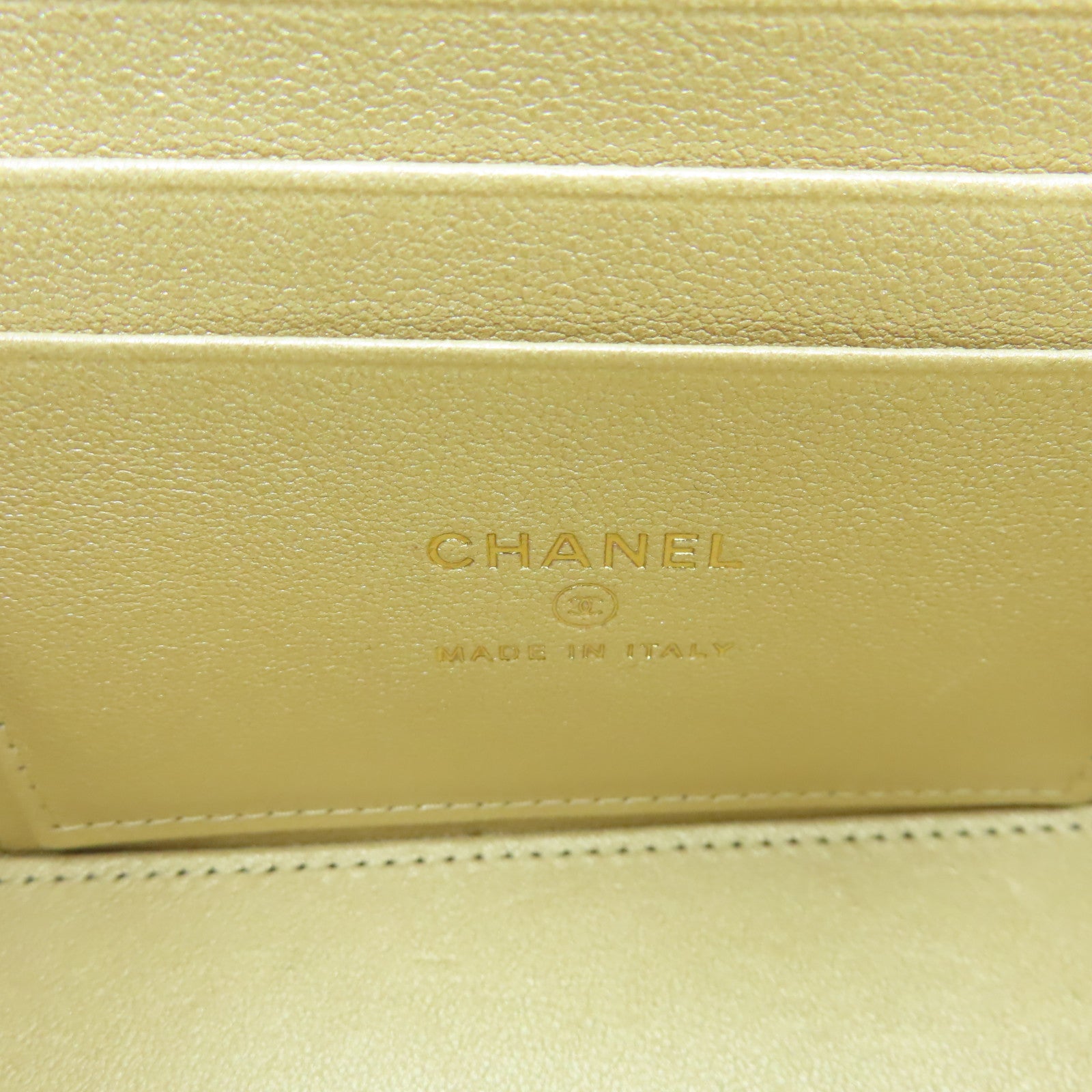 CHANEL 菱格Caviar皮革Vanity Case金扣鏈帶肩背袋白色