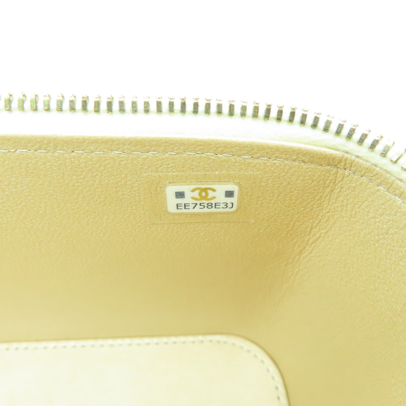 CHANEL 菱格Caviar皮革Vanity Case金扣鏈帶肩背袋白色