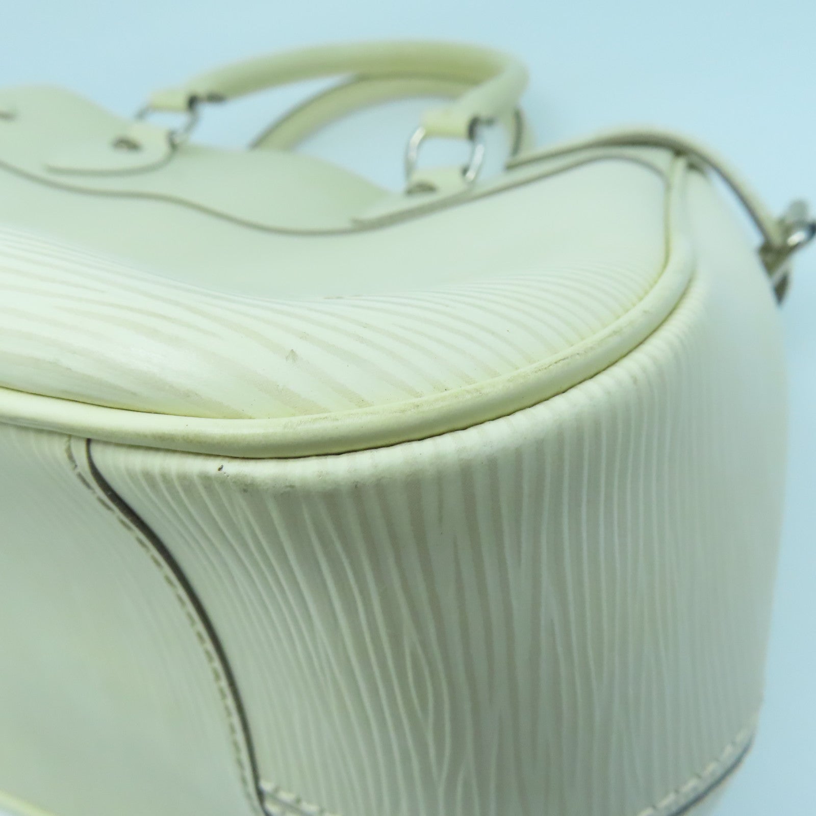 LOUIS VUITTON Epi Passy GM silver buckle handle bag white
