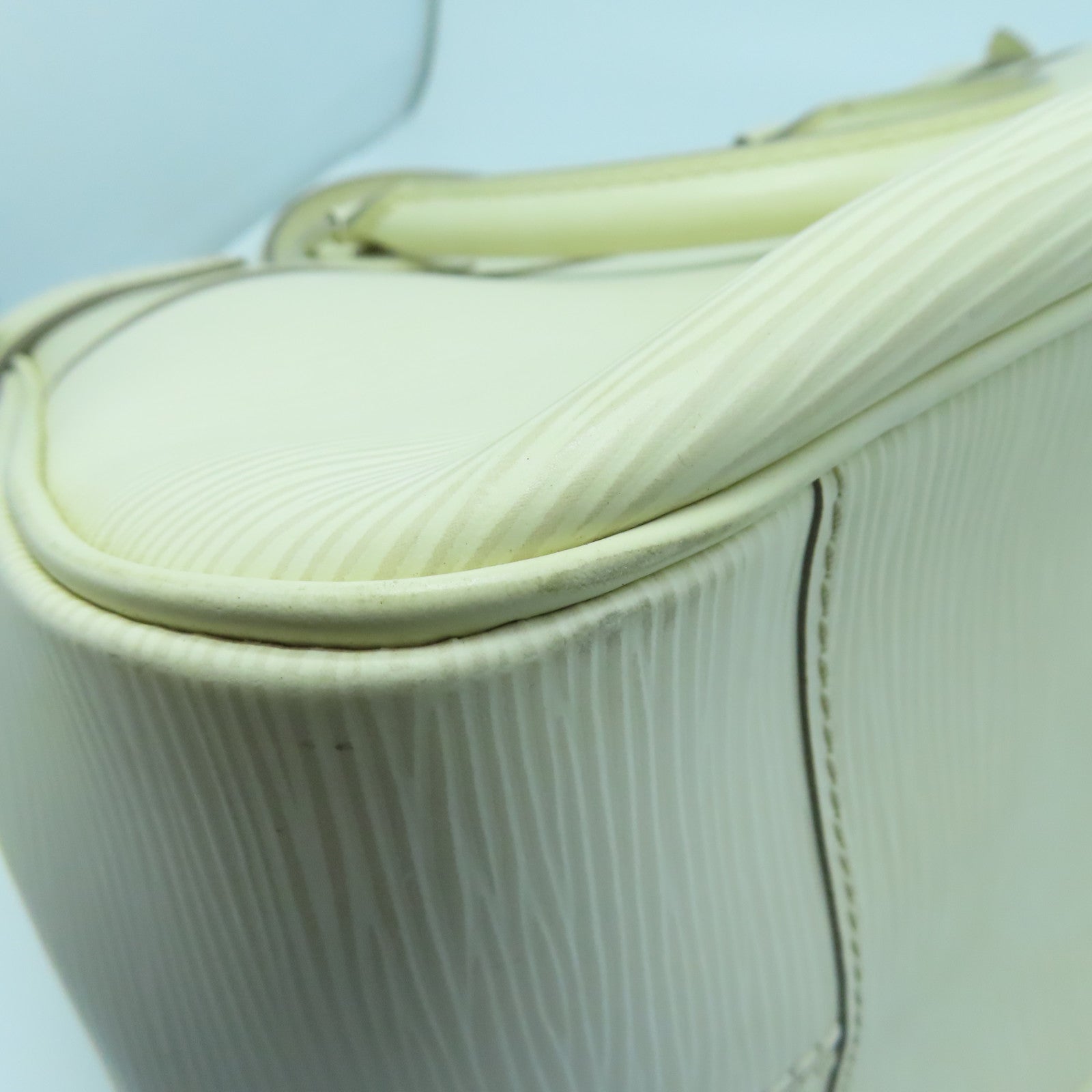 LOUIS VUITTON Epi Passy GM silver buckle handle bag white