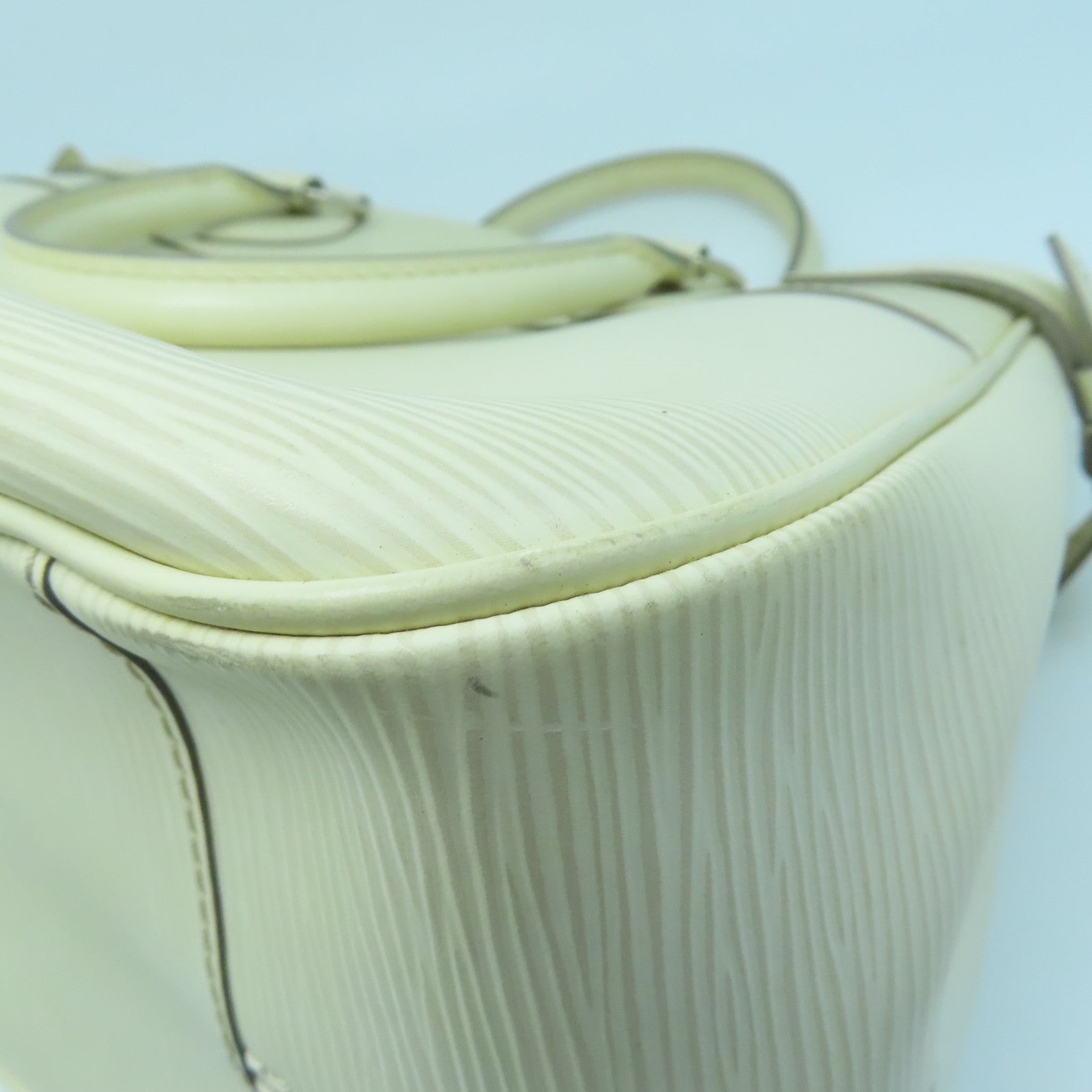 LOUIS VUITTON Epi Passy GM silver buckle handle bag white