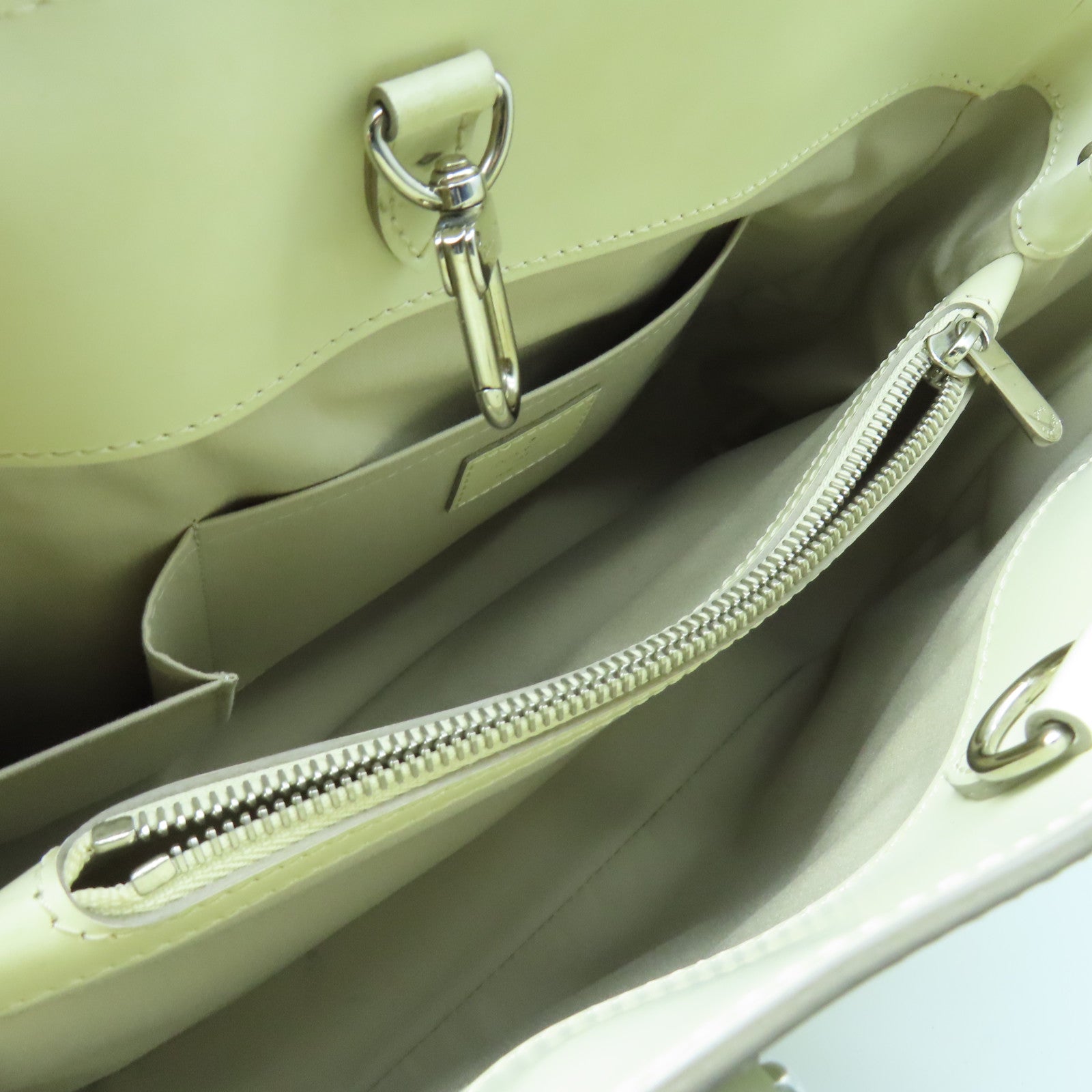 LOUIS VUITTON Epi Passy GM silver buckle handle bag white