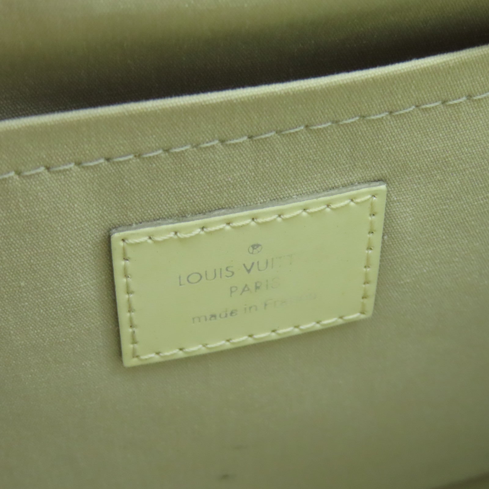 LOUIS VUITTON Epi Passy GM silver buckle handle bag white
