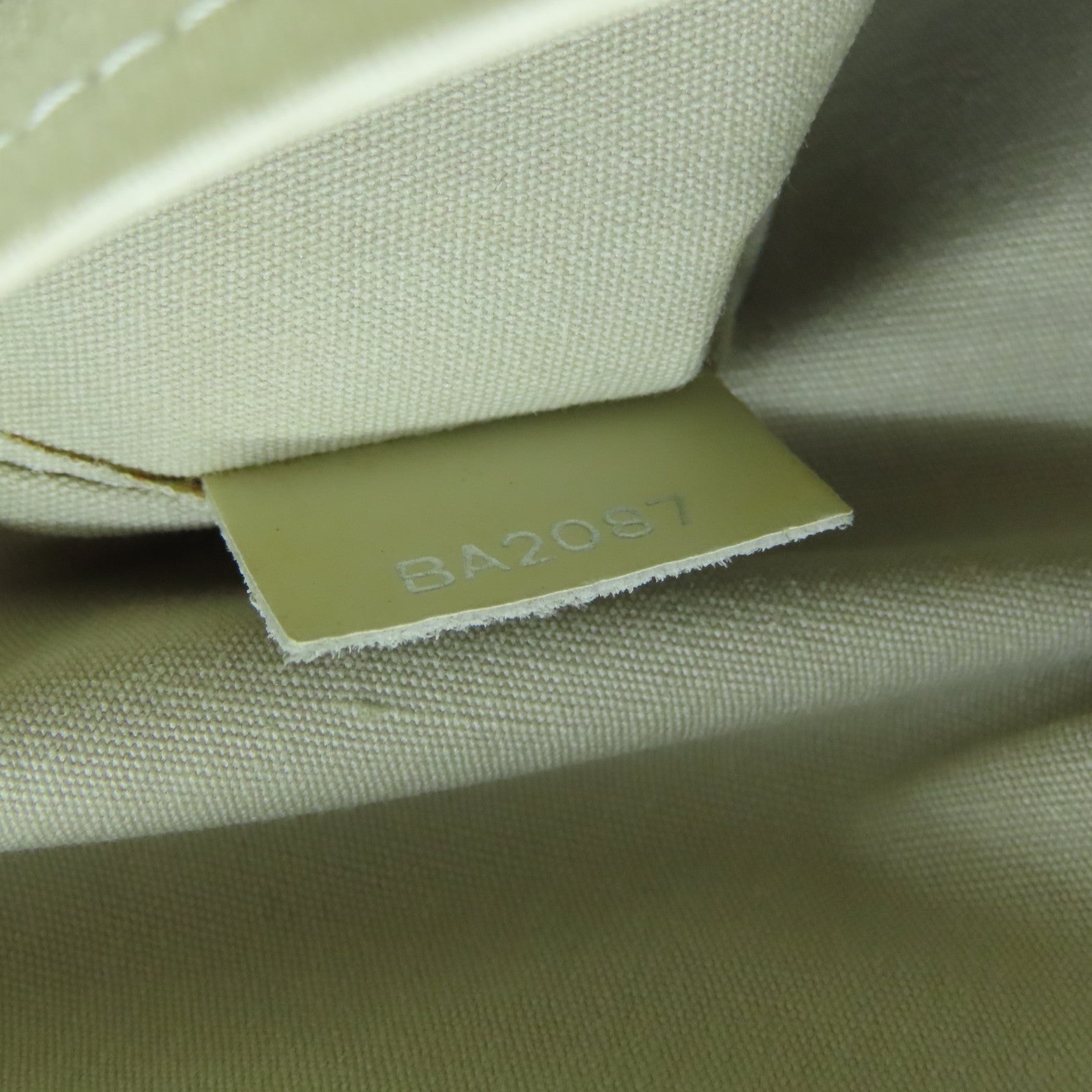 LOUIS VUITTON Epi Passy GM silver buckle handle bag white