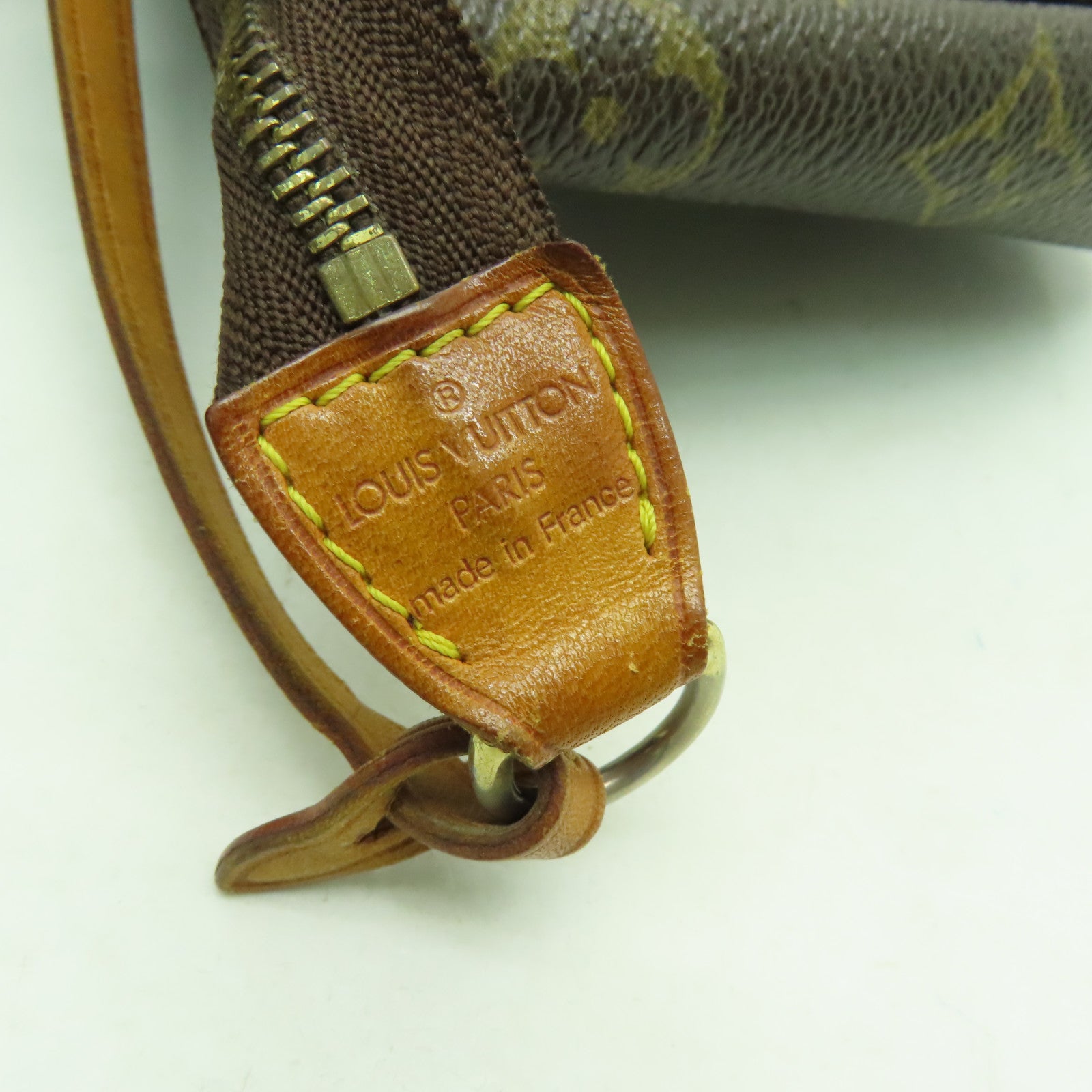 LOUIS VUITTON Monogram Pochette Accessories金扣手挽袋棕色