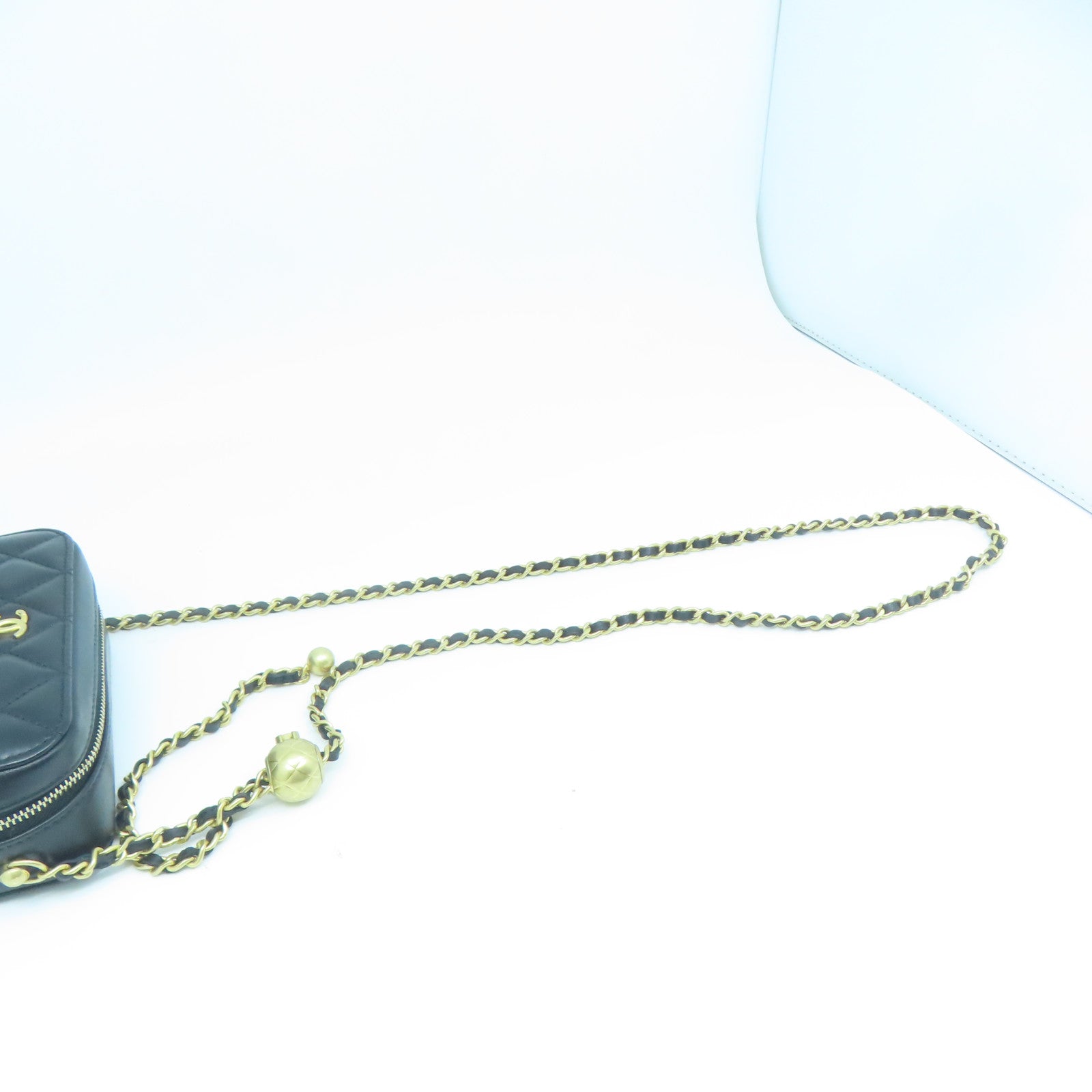 CHANEL 牛皮皮革Mini Vanity Coco Ball Chain Bag金扣鏈帶肩背袋黑色