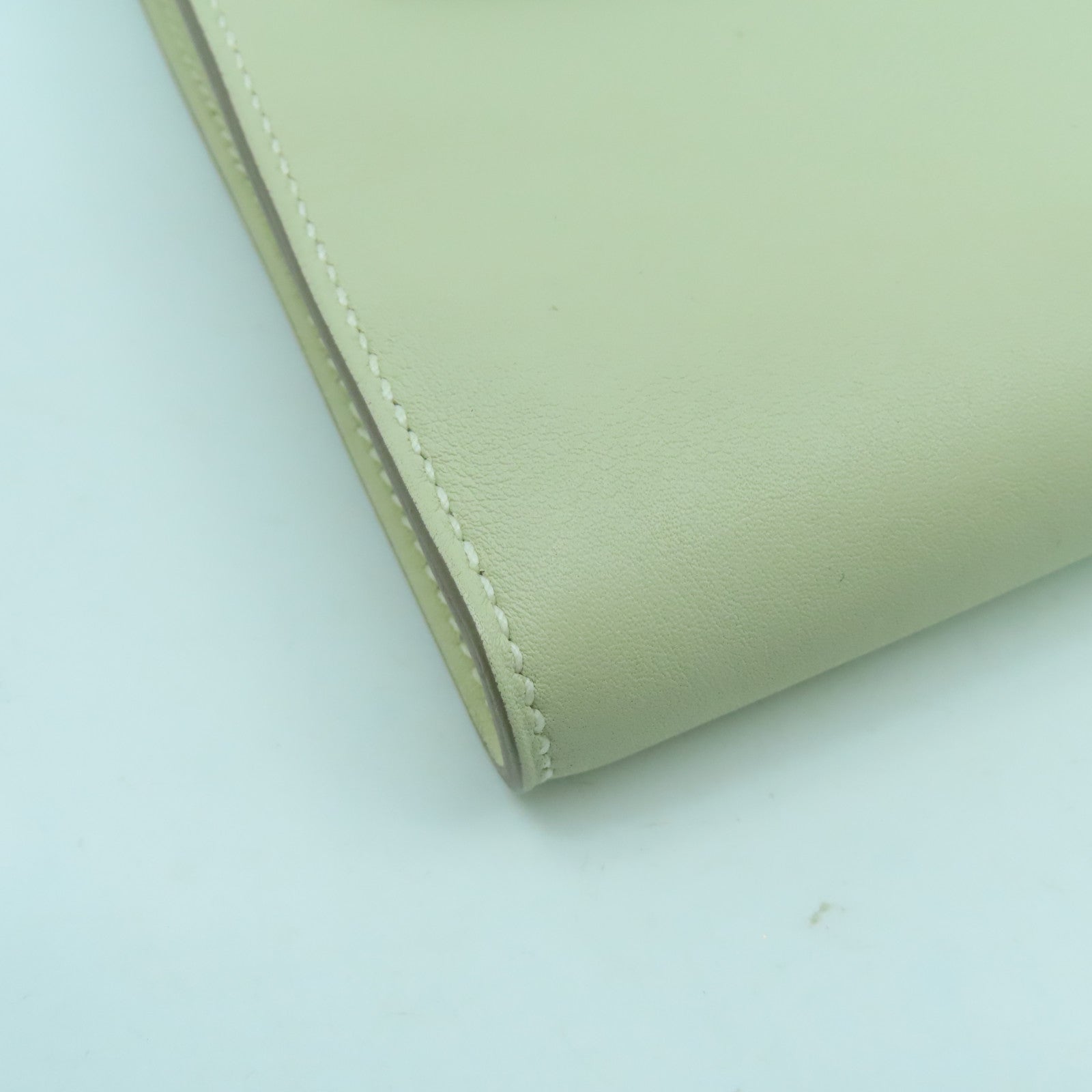 HERMES Swift皮革Kelly Cut金扣手挽袋奶昔白