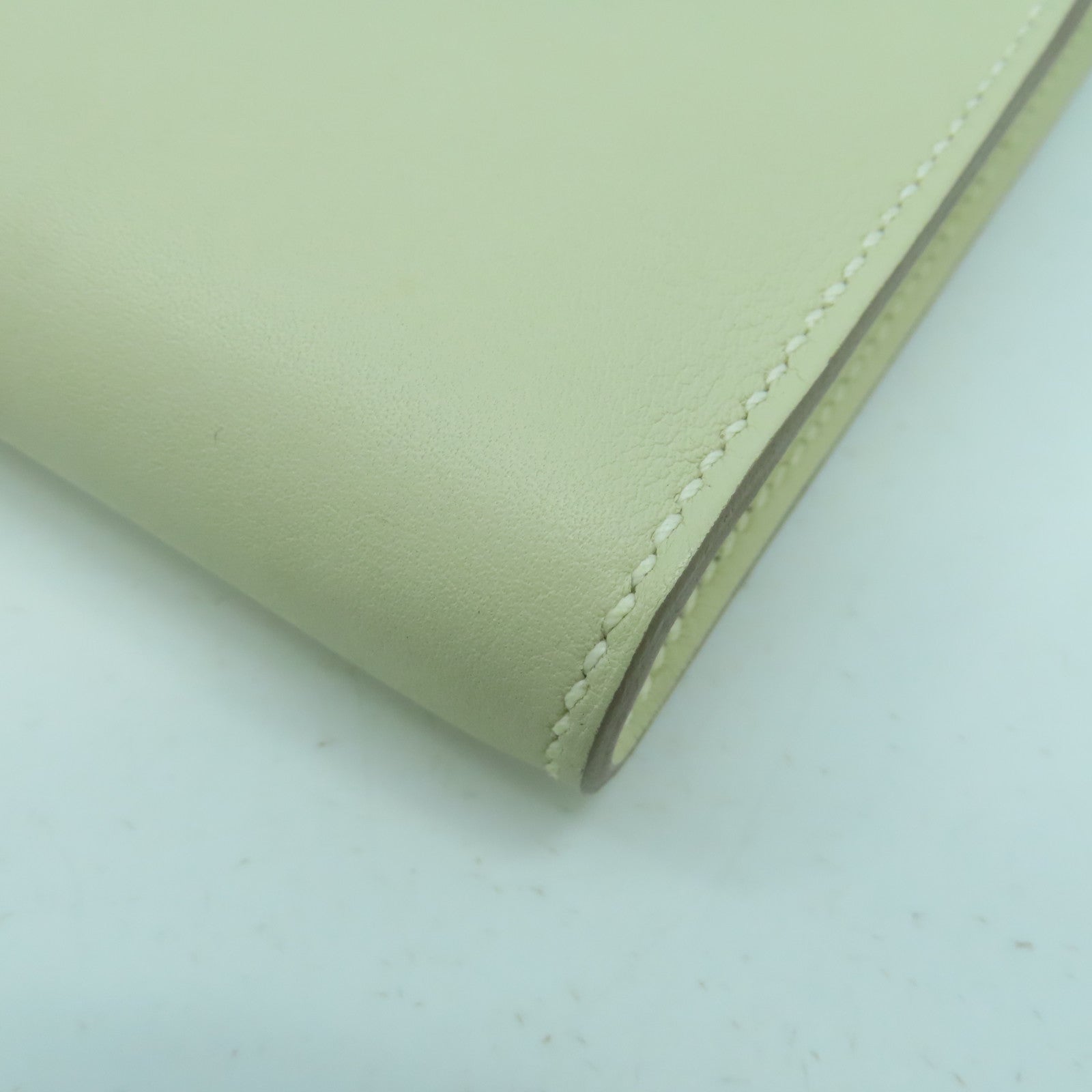 HERMES Swift皮革Kelly Cut金扣手挽袋奶昔白