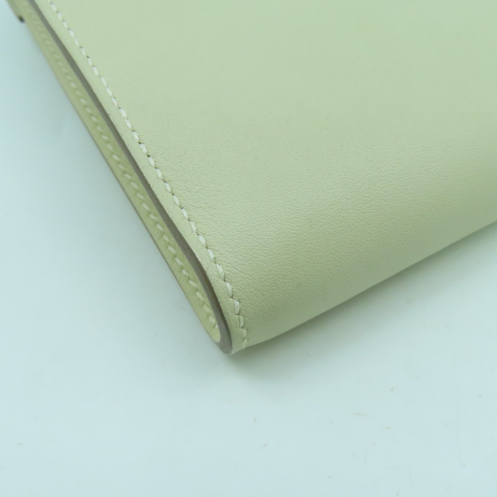 HERMES Swift皮革Kelly Cut金扣手挽袋奶昔白