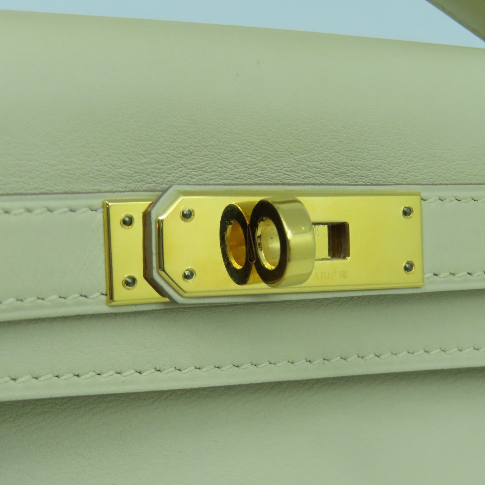 HERMES Swift皮革Kelly Cut金扣手挽袋奶昔白