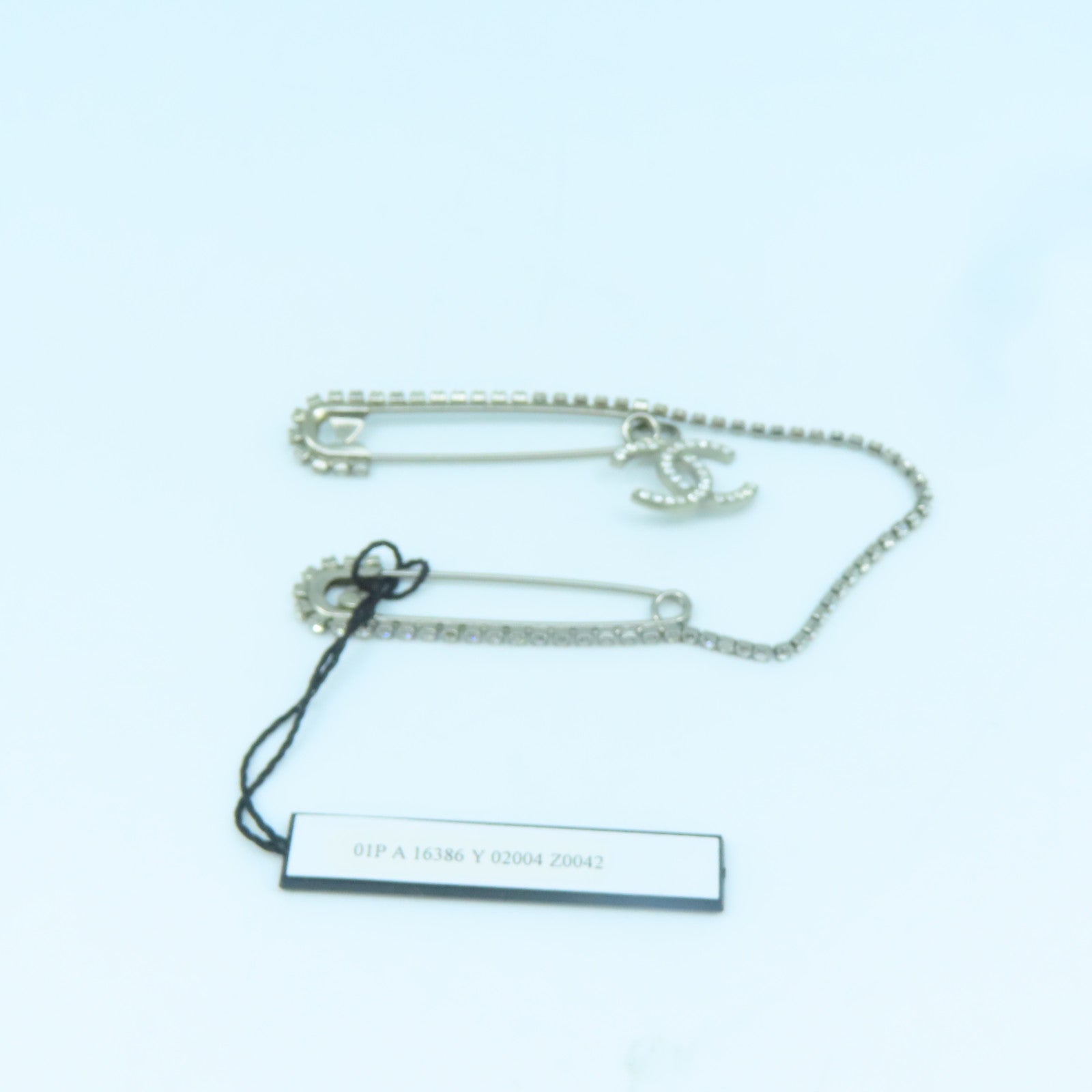 CHANEL 【激減優惠】金屬Brooch銀扣胸針銀色