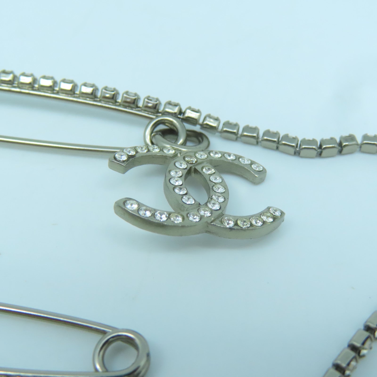 CHANEL 【激減優惠】金屬Brooch銀扣胸針銀色