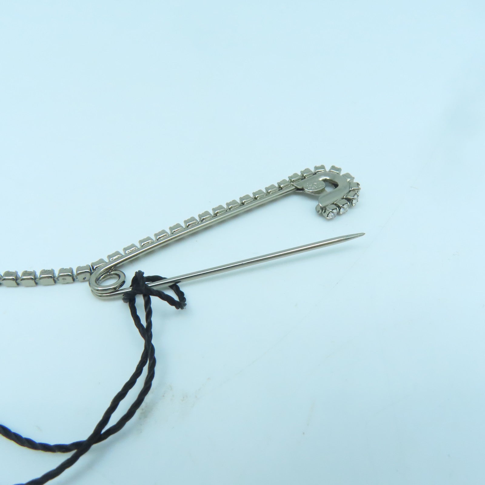 CHANEL 【激減優惠】金屬Brooch銀扣胸針銀色