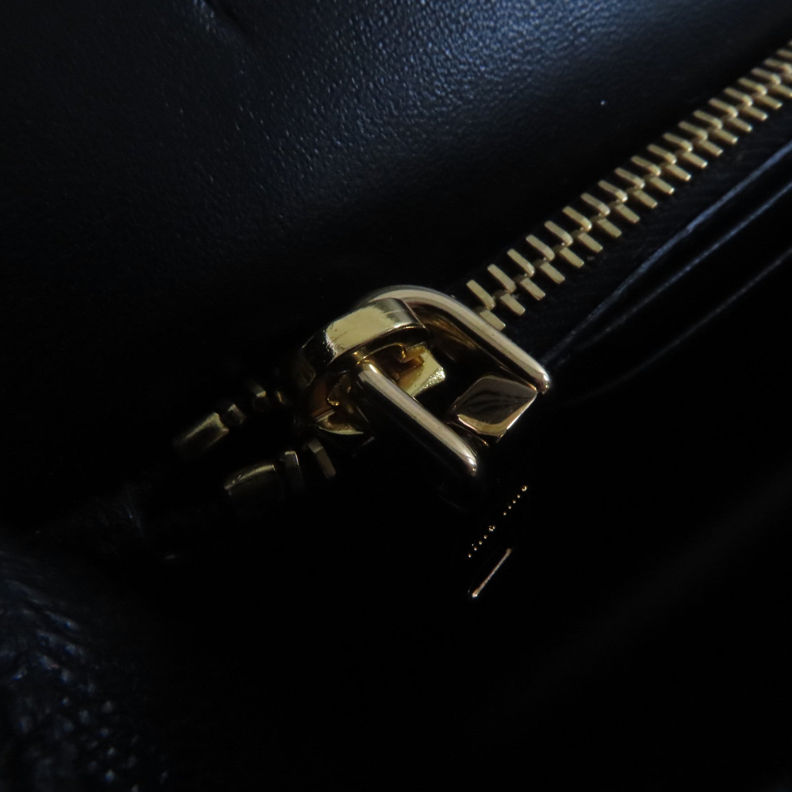 Miu Miu 羊皮皮革Chain Shoulder Bag金扣鏈帶肩背袋黑色