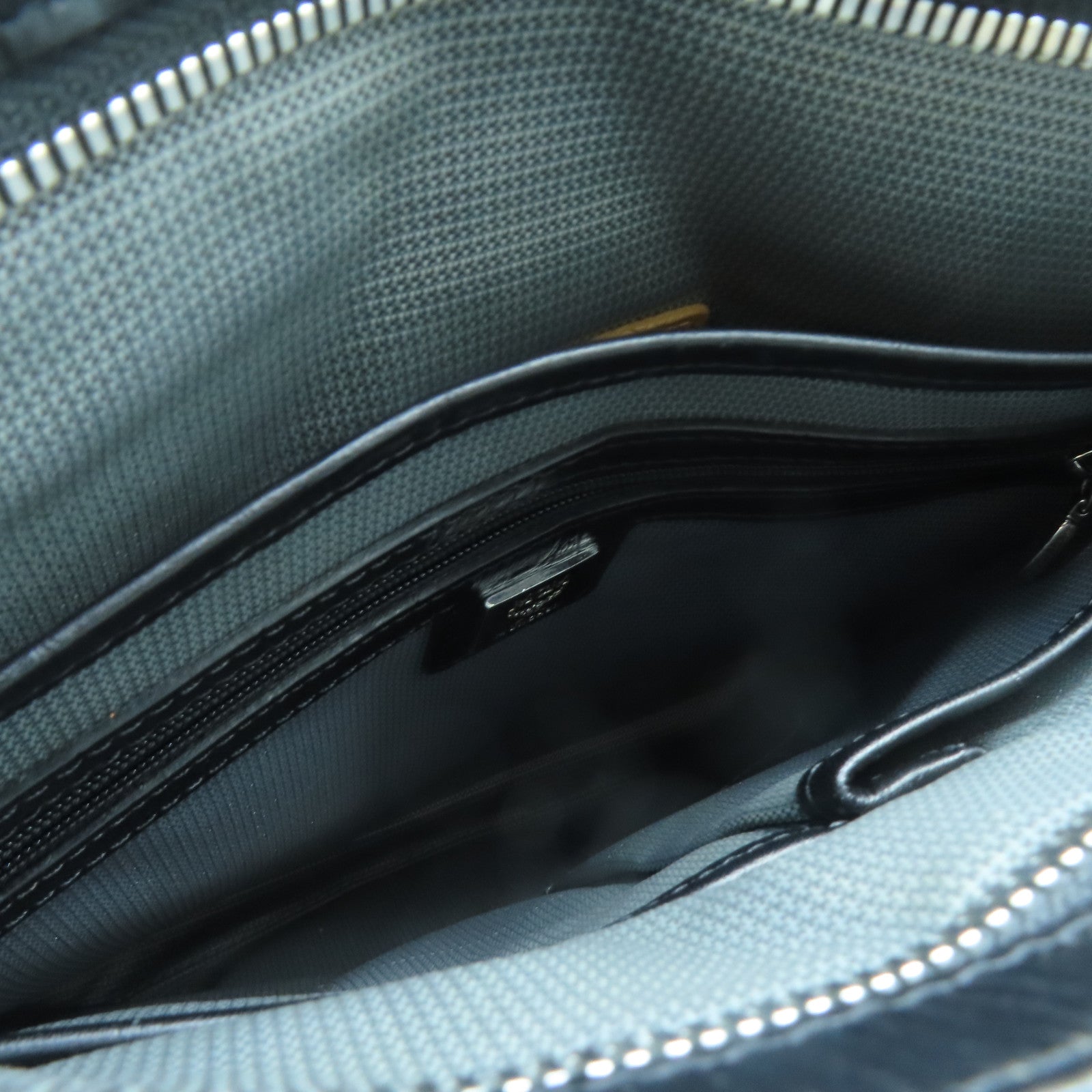 MCM 牛皮皮革Shoulder Bag銀扣肩背袋黑色
