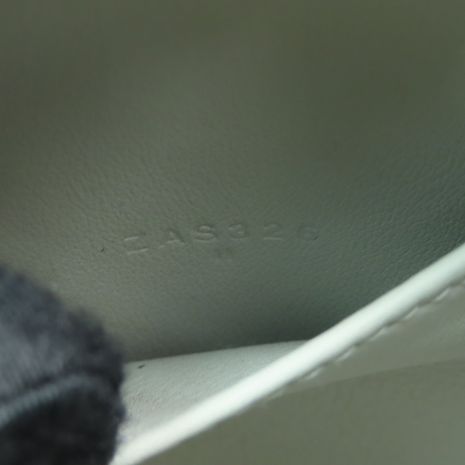 HERMES 鴕鳥皮革Mini Lindy金扣肩背袋淺灰色