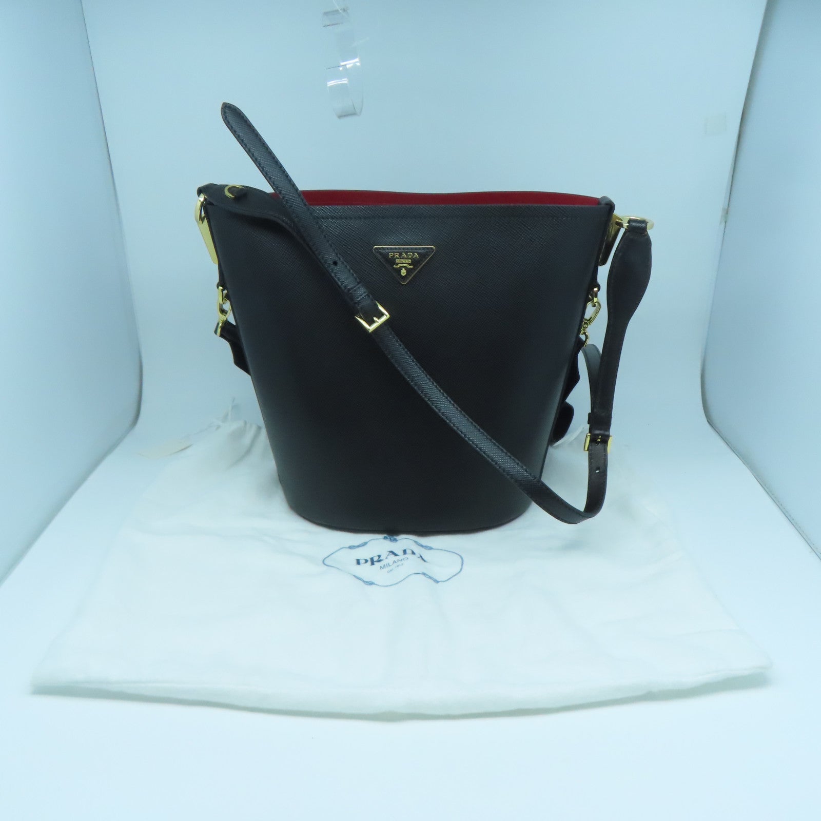 PRADA Saffiano Cuir皮革Hobo Bag金扣肩背袋