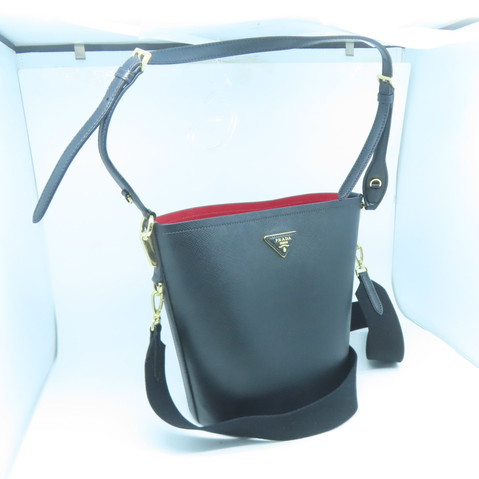PRADA Saffiano Cuir皮革Hobo Bag金扣肩背袋